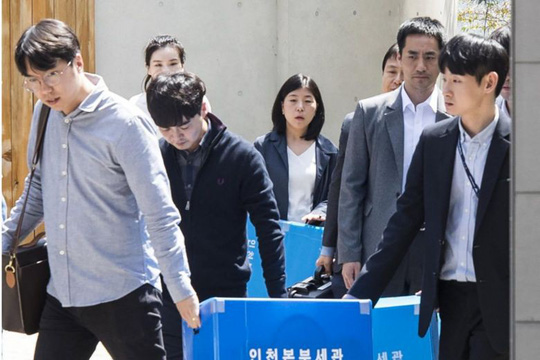 Con sếp Korean Air Lines ném chai nước vào quản lý, trụ sở của cha bị đột kích